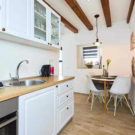 Stone House Biskup Apartman *