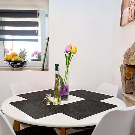 Stone House Biskup Apartment *